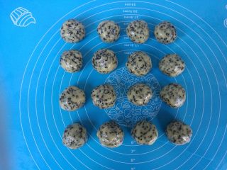 法式昆布芝麻酥饼,将面团分成大小均匀的16个小圆球。