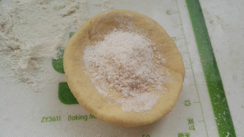 芝麻玉米面白糖饼,取一个面剂，擀成边薄里厚的圆片，放白糖馅(我是两手转圈把边捏薄，习惯了。)