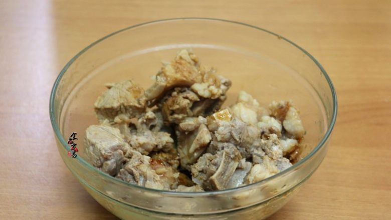 香辣土豆猪骨干锅,腌制15分钟左右
