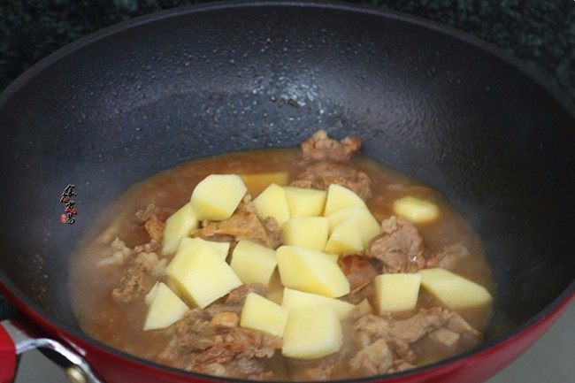 香辣土豆猪骨干锅,焖至汤汁剩下一半，倒入土豆