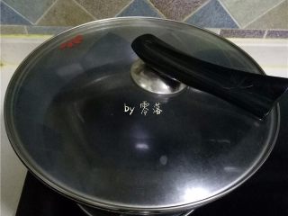 酸辣汤粑粑,锅里倒入清水烧开；