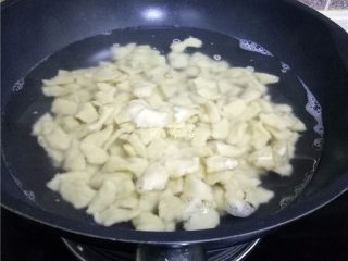 酸辣汤粑粑,将面团扯成小面块，放进锅里煮熟；