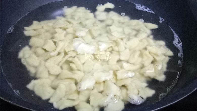 酸辣汤粑粑,将面团扯成小面块，放进锅里煮熟；