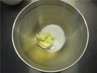 流心芝士挞,首先制作挞皮。
将切成小块并软化的黄油加入细砂糖并用打蛋器打发
