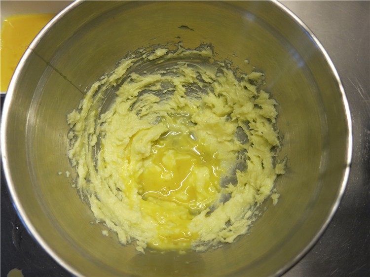 流心芝士挞,打到体积蓬松，颜色变浅，将全蛋液分3次加入并继续搅打，每次都要吸收完全再加下一次。