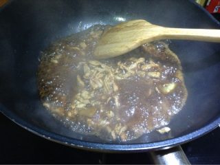 圆宝家「青椒肉丝炒面」,放肉丝。炒到变色，放酱油和料酒。翻炒