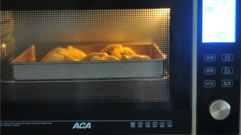 解决剩吐司的好方法——芝士土司夹,放入烤箱，180度烤5分钟至表面焦黄