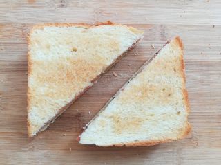 快手三明治,再盖上一片面包片，切斜对角