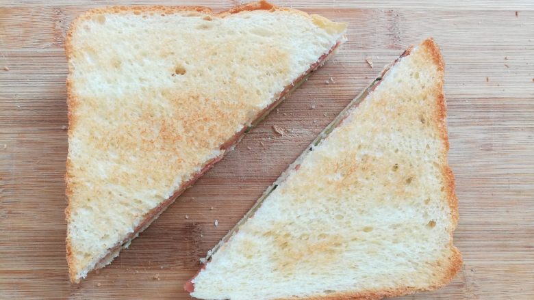 快手三明治,再盖上一片面包片，切斜对角