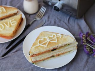 快手三明治,喜欢沙拉酱口感的可以在三明治上用沙拉酱任意涂抹