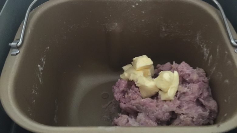 紫薯吐司,成团后加入切小的黄油，继续搅拌