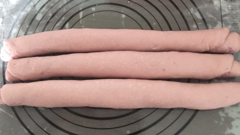 紫薯吐司,慢慢卷起来，3条都做好