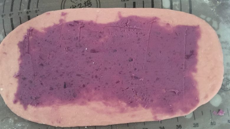 紫薯吐司,均匀地抹上紫薯泥