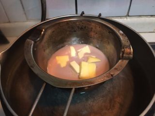 爱心小蛋糕,红枣豆浆（原方子是牛奶）里加入黄油隔热水慢慢融化