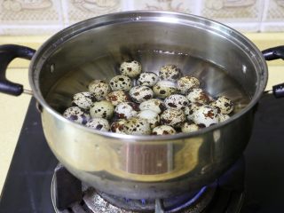 五香鹌鹑蛋,
鹌鹑蛋洗净，放入冷水锅中，置于炉上大火烧开