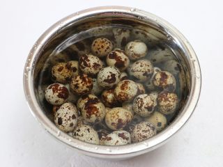 五香鹌鹑蛋,煮熟的鹌鹑蛋捞出放入冷水中浸泡片刻