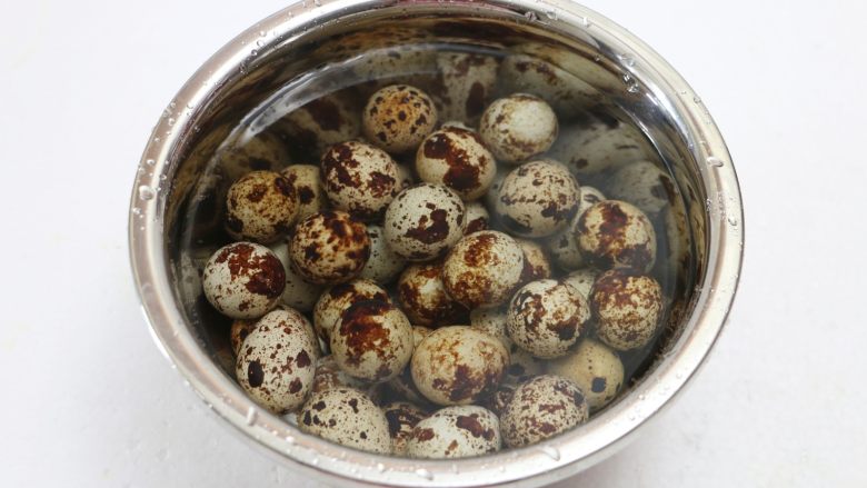 五香鹌鹑蛋,煮熟的鹌鹑蛋捞出放入冷水中浸泡片刻