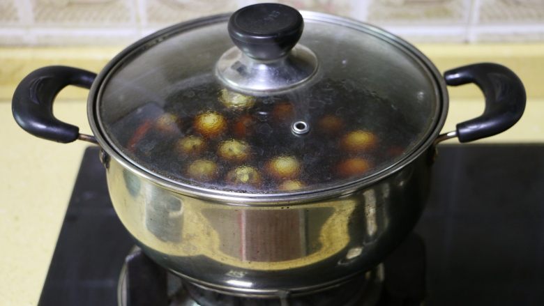 五香鹌鹑蛋,
大概煮5分钟后关火，让鹌鹑蛋在卤汤中浸泡2小时以上慢慢入味