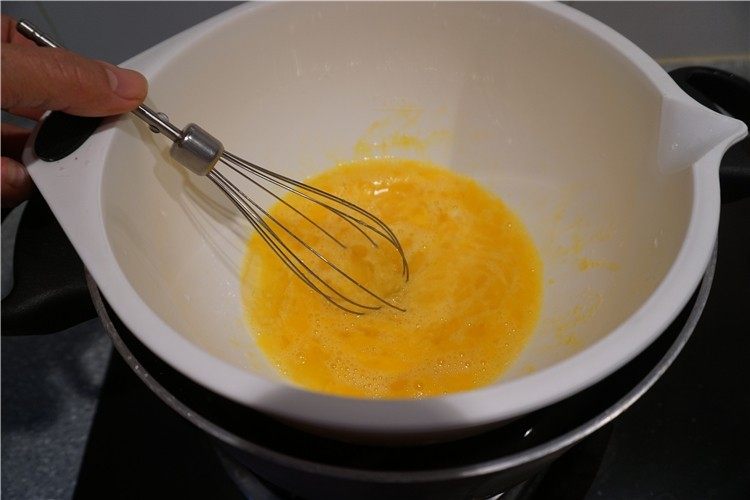 南瓜仁全蛋海绵蛋糕,再将盆放进水里面隔水加热搅拌，使其温度达到40度后取出