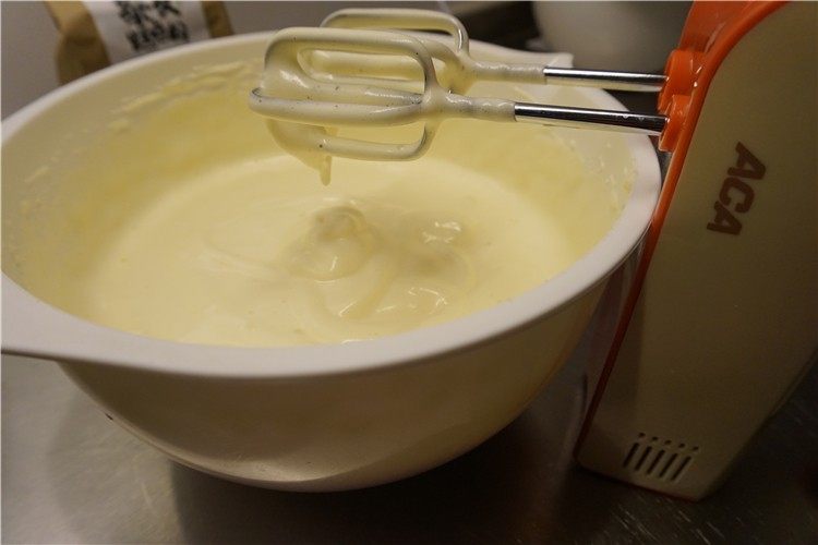 南瓜仁全蛋海绵蛋糕,待蛋液膨胀变成乳白色，用打蛋器拎起蛋液，描一个8字，不消失还很清晰的程度就打发好了