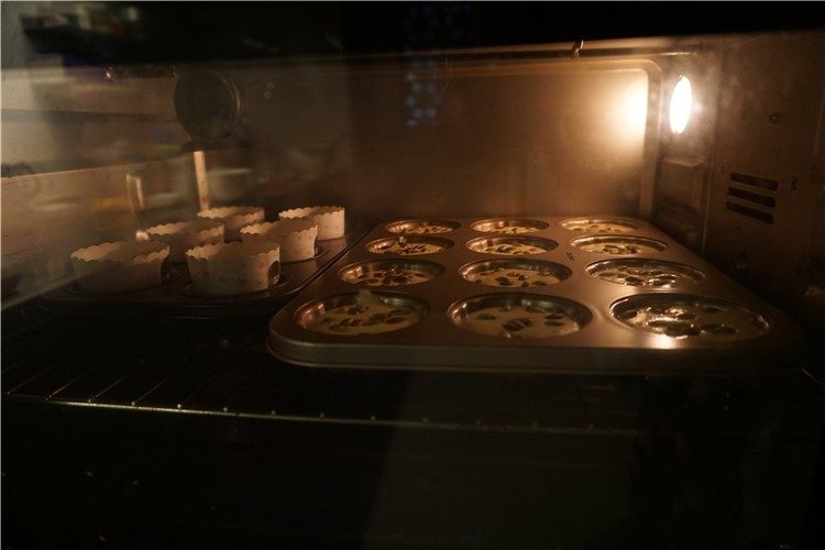 南瓜仁全蛋海绵蛋糕,175度烤箱中层烤18-20分钟 