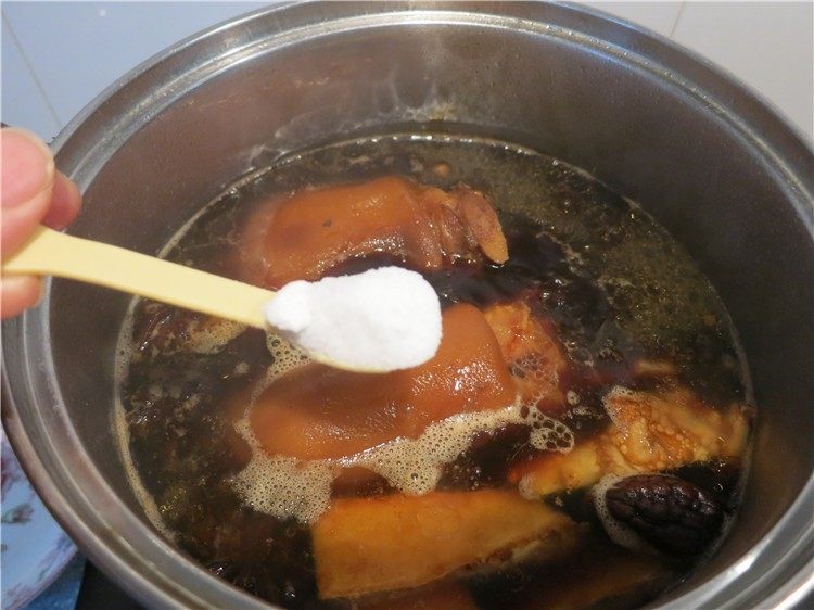 软糯香吃一口好满足--卤水猪蹄,开锅后改小火慢煮40分钟后放入适量的盐