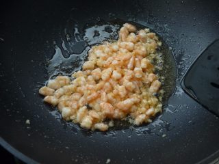 蒜茸虾仁炒豌豆,嫩油滑熟，盛起待用
