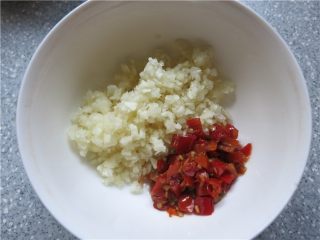 蒜蓉生蚝烤烤更美味,将一勺腌制的剁椒与大蒜碎放在一起