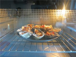 蒜蓉生蚝烤烤更美味,烤箱预热完成后将生蚝放入，200度烤10分钟即成