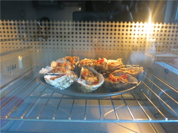 蒜蓉生蚝烤烤更美味,烤箱预热完成后将生蚝放入，200度烤10分钟即成