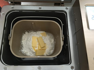 蛋黄酥（黄油+玉米油版）,水油皮材料放入面包机中揉至出膜。
