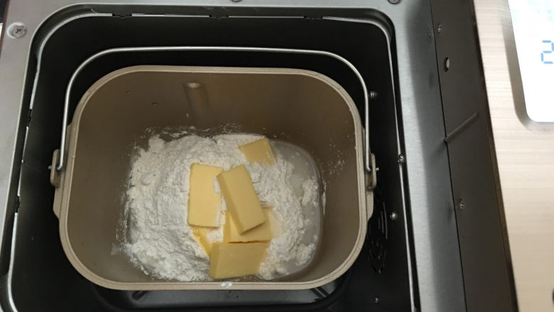 蛋黄酥（黄油+玉米油版）,水油皮材料放入面包机中揉至出膜。