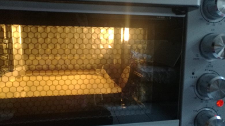 草莓酱蛋糕卷,倒入模具，轻震两下震出大气泡，送入预热好的烤箱，上火170度，下火160度烘烤18分钟即可。