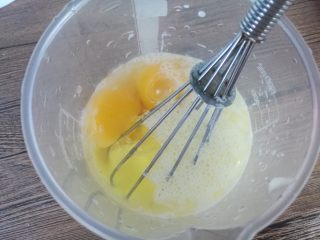 原味蛋挞,再加入两个鸡蛋，混合搅拌均匀。