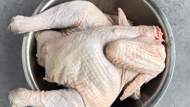 三杯鸡,将肉鸡冲洗干净,对开切半,因为肉鸡净重2.5公斤,三口之家一次吃量有点大~
