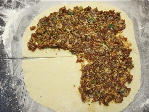 层层美味-京东肉饼,将肉馅均匀的抹在面片的3/4处，留下1/4空白，边上留有1指头的空白，用刀在空白处横向切上一刀