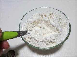 提拉米苏小饼干,将粉类的泡打粉和盐放入面粉中搅合一下
