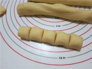 提拉米苏小饼干,7.	将面团置于硅胶案板上，整理一下切成3块搓成条，分成15克一个的小剂子
