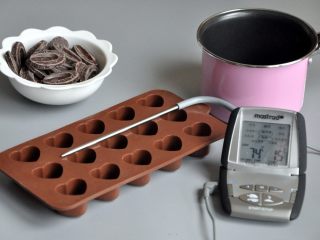 心型调温巧克力,准备材料及工具，我做调温巧克力，需要有一个针式温度计，一个融巧克力的小锅，一个心形巧克力模具。