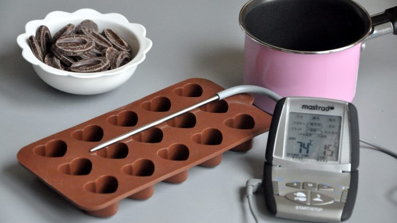 心型调温巧克力,准备材料及工具，我做调温巧克力，需要有一个针式温度计，一个融巧克力的小锅，一个心形巧克力模具。