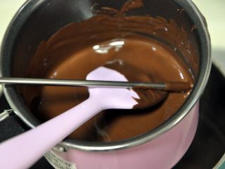 心型调温巧克力,一边加热一边搅拌，将巧克力加热到50-55度之间，这是黑巧克力的溶解温度，注意不要超过55度，巧克力过热会水油分离，结块。