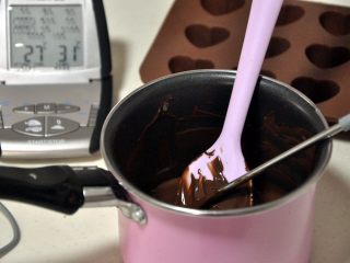 心型调温巧克力,当达到了这个温度，速度关火，取出小锅放在大理石台上，继续一个方向搅拌至温度降至27-28度。