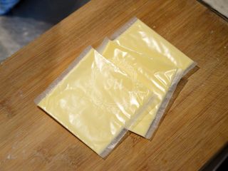 法式咸派【魔法蛋糕】,超市的这种片状奶酪就可以，切成小块