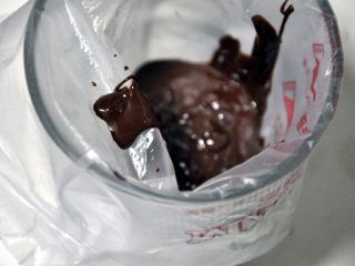 心型调温巧克力,迅速将巧克力倒在裱花袋里。