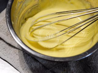 法式咸派【魔法蛋糕】,加入盐，蛋黄打发变白。因为没有加糖，所以打发会比较费时一点。加入糖是为了增加打发时的颗粒感，有助于空气的充入还有就是增加蛋黄液的粘稠度
