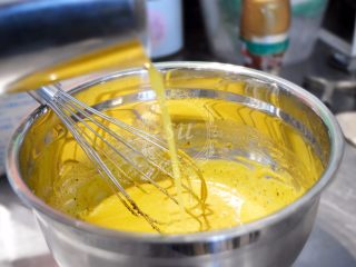法式咸派【魔法蛋糕】,提前融化好的黄油，降温后倒入，混合搅拌匀