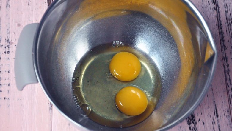 花生酱椰蓉棒棒糖蛋糕,取2个常温<a style='color:red;display:inline-block;' href='/shicai/ 9'>鸡蛋</a>，放入打蛋盆中，为了更好的打发全蛋，在底下坐一盆温水。