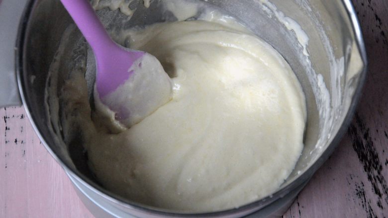 花生酱椰蓉棒棒糖蛋糕, 快速翻拌，让它们与面糊充分融合，这个步骤不宜过长，否则容易消泡。
