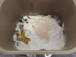佛卡夏,把高粉、盐、糖、酵母和25克橄榄油、水放入面包机桶里