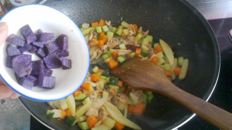 田园小炒,加入紫薯、控干水分的虾仁，翻炒20秒左右。